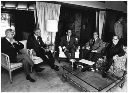 Başkan Nixon, Camp David'in ekonomi politikası danışmanlarıyla birlikte, aralarında Federal Rezerv Başkanı Arthur Burns'ün de bulunduğu toplantı